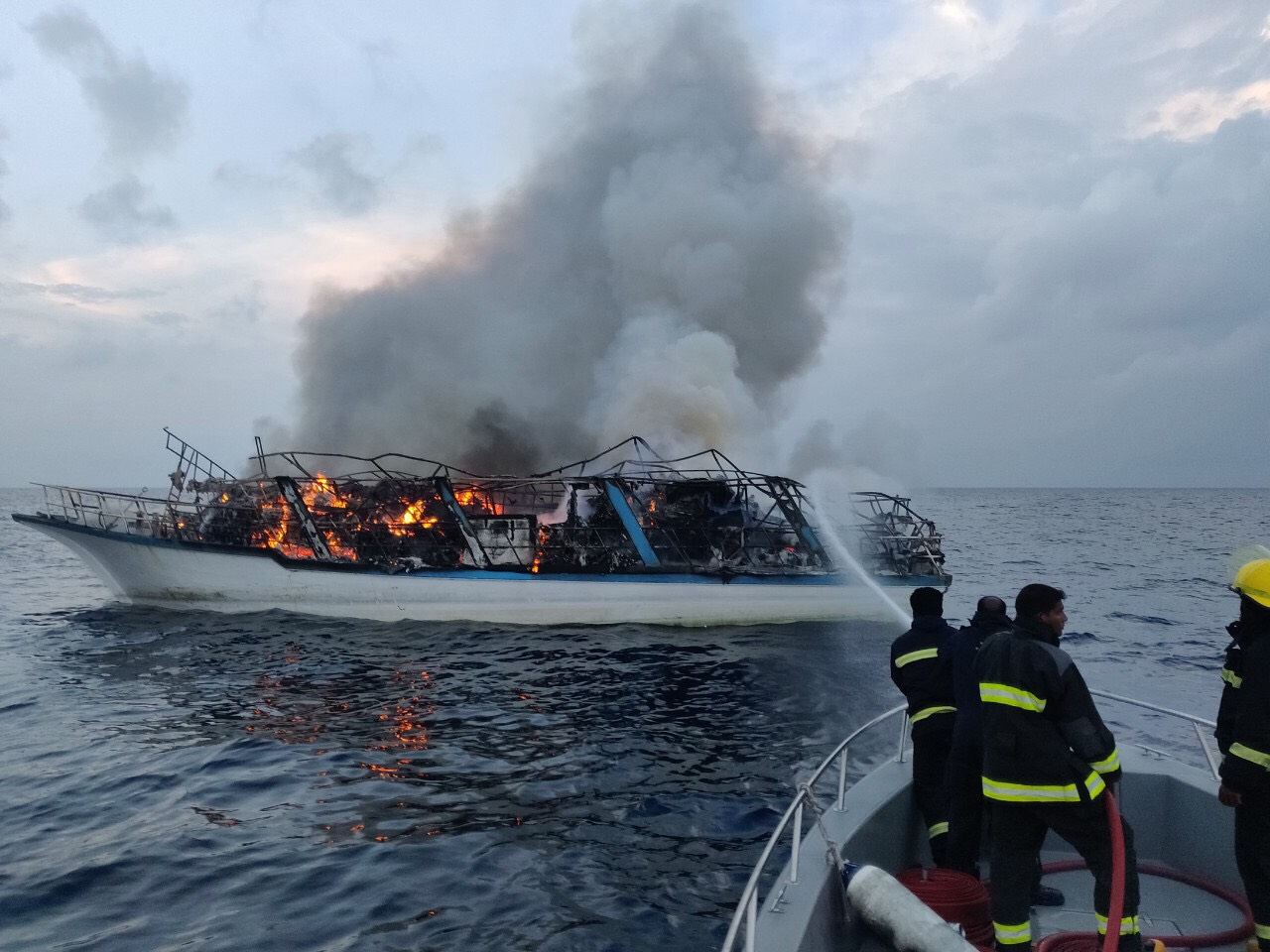 އަލިފާން ރޯވެފައިވާ "ރަވާނާ" ބޯޓު ކައިރީ އެމްއެންޑީއެފް ހަރަކާތްތްތެރިވަނީ - ފޮޓޯ: އެމްއެންޑީއެފް