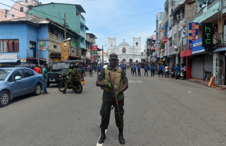 ލަންކާގައި އިއްޔެ ދިން ހަމަލާތަކާ ގުޅިގެން މަގުތަކުގައި ސިފައިން ފޯރިމަރަނީ - ފޮޓޯ: އޭއެފްޕީ