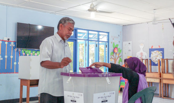 ވޯޓުލާ މަރުކަޒެއްގައި ވޯޓުލުން ފެށިގެން ކުރިއަށްދަނީ - ފޮޓޯ: ފެށުން.ކޮމް