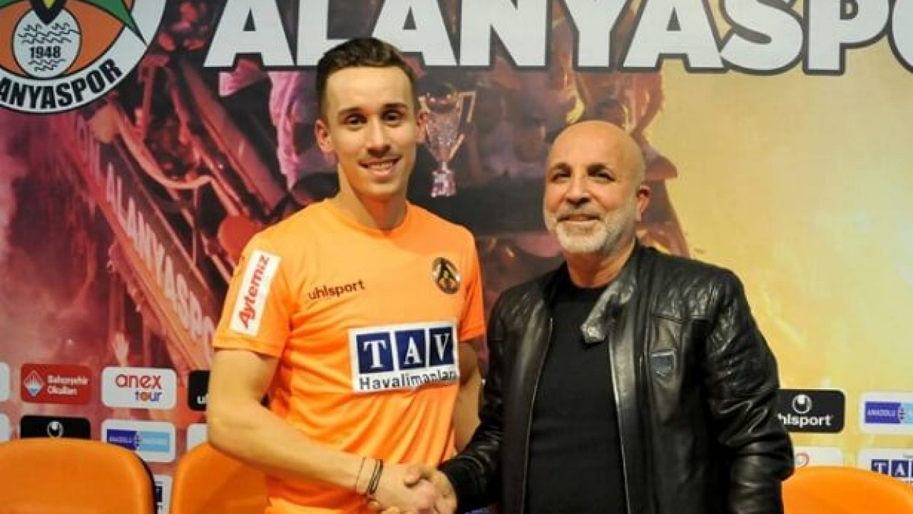 ޖޯސެފް ސޫރަލް އަލަނަޔަސްޕޯއަށް  ސޮއިކުރި ރަސްމިއްޔާތުގެ ތެރެއިން - ފޮޓޯ: ޓާކޮޝް ފުޓްބޯލް ނިއުސް