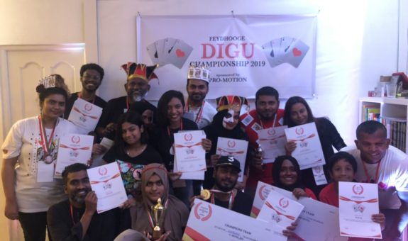 ފޭދޫގެ ޑިގު ޗެމްޕިއަންޝިޕް 2019 ގައި ބައިވެރި ކުޅުންތެރިން ޓްރޮފީއާއި ހަނދާނީ ލިޔުމާއެކު - ފޮޓޯ: ފެށުން