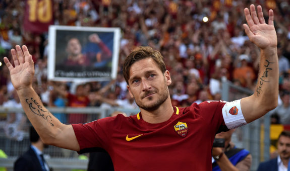 Football Soccer - AS Roma v Genoa - Serie A - Stadio Olimpico, Rome, Italy - 28/5/17 AS Roma's Francesco Totti waves to supporters after his final game. REUTERS/Alberto Lingria  FOR EDITORIAL USE ONLY. NO RESALES. NO ARCHIVES
