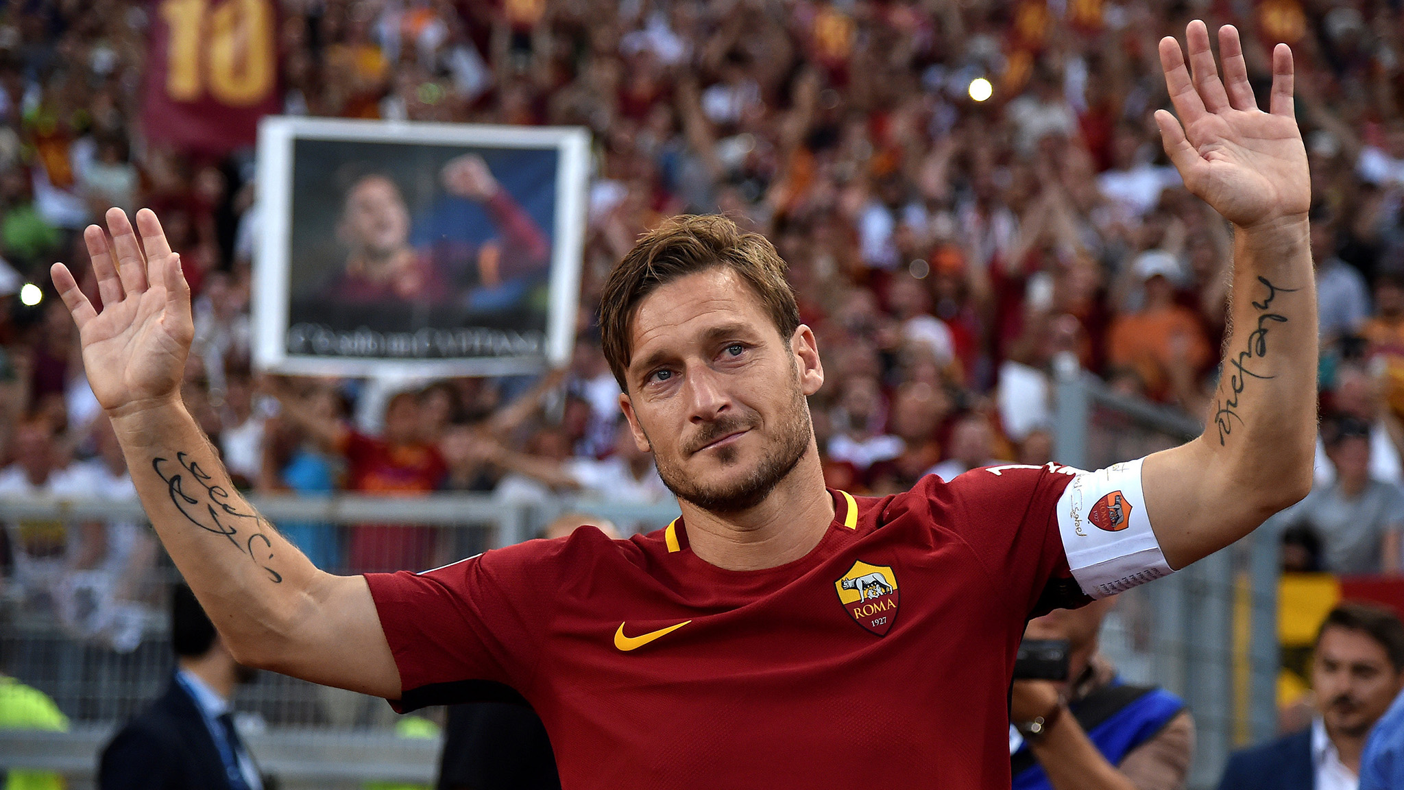 Football Soccer - AS Roma v Genoa - Serie A - Stadio Olimpico, Rome, Italy - 28/5/17 AS Roma's Francesco Totti waves to supporters after his final game. REUTERS/Alberto Lingria  FOR EDITORIAL USE ONLY. NO RESALES. NO ARCHIVES
