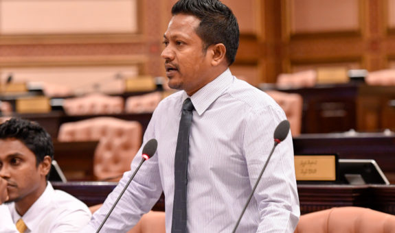 މާފަންނު އުތުރު ދާއިރާގެ މެންބަރު އަލްއުސްތާޛު އިމްތިޔާޒު ފަހުމީ - ފޮޓޯ: މަޖިލިސް