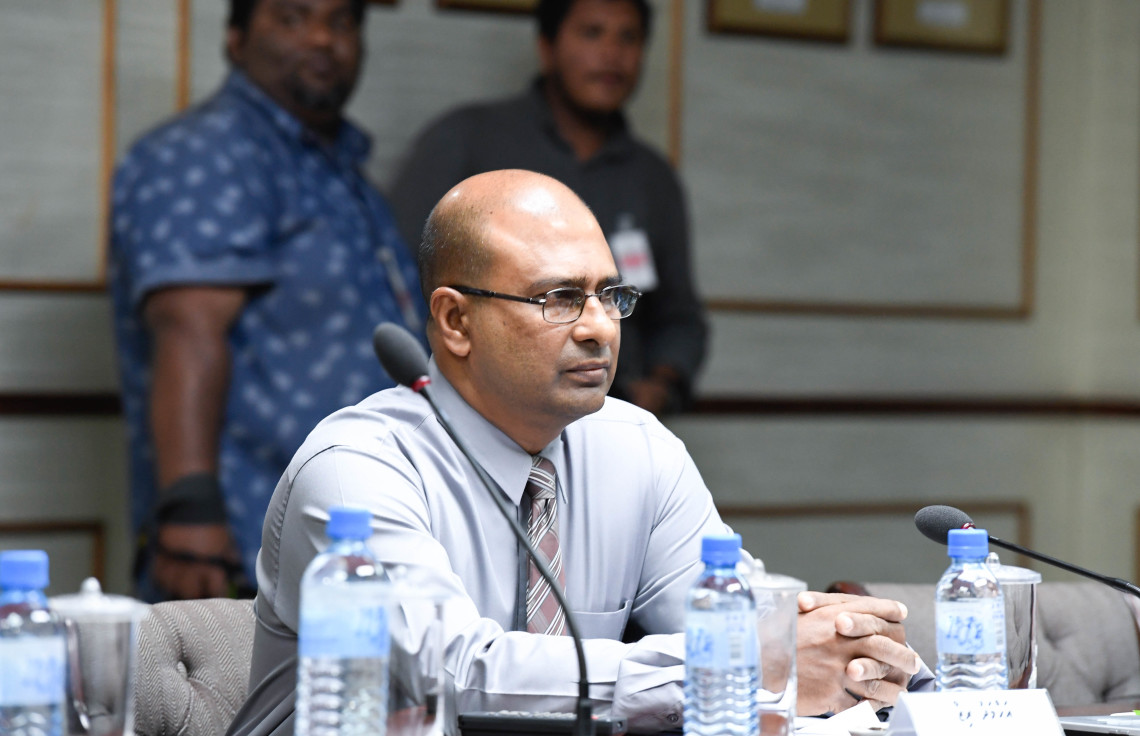 ކޮމިޝަނަރ އޮފް ޕްރިޒަންސް ޢަބްދުﷲ މުނާޒް - ފޮޓޯ: މަޖިލިސް