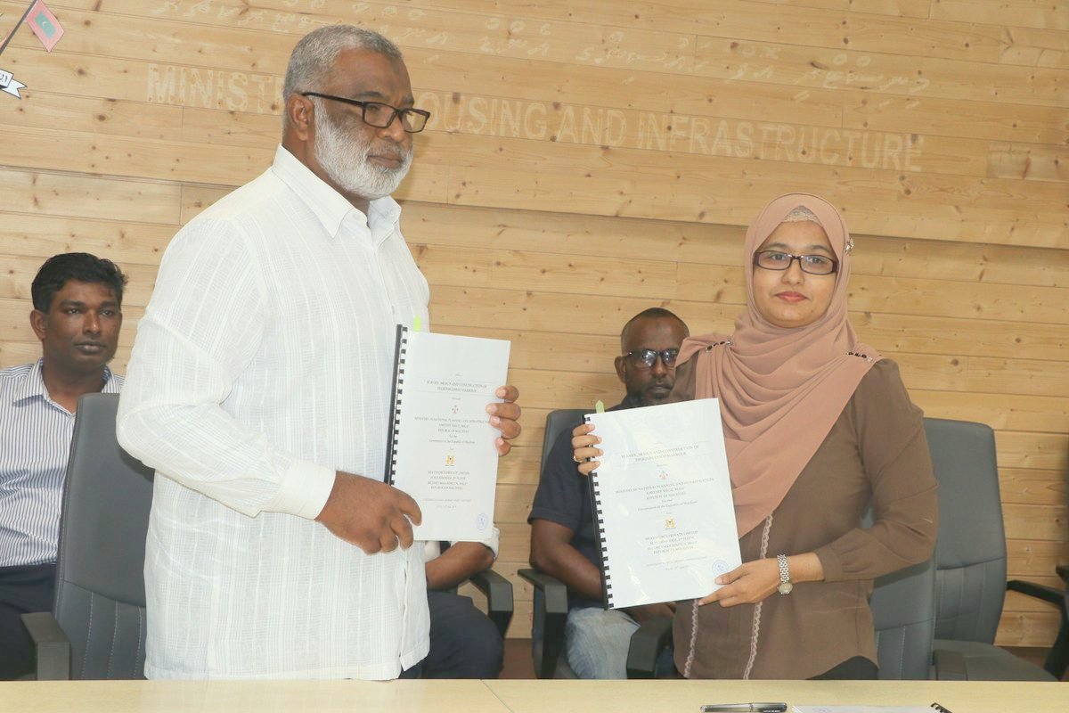 ހެވީފޯސް އާއެކު ބަނދަރު ހެދުމުގެ އެއްބަސްވުމުގައި ސޮއިކުރައްވަނީ - ފޮޓޯ: މިނިސްޓްރީ