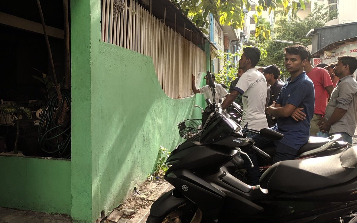 ކެފޭއެއް ކުރިމަތީ ބިދޭސީންތަކެއް ޓީވީ ބަލަނީ - ފޮޓޯ: ޓްވިޓާ