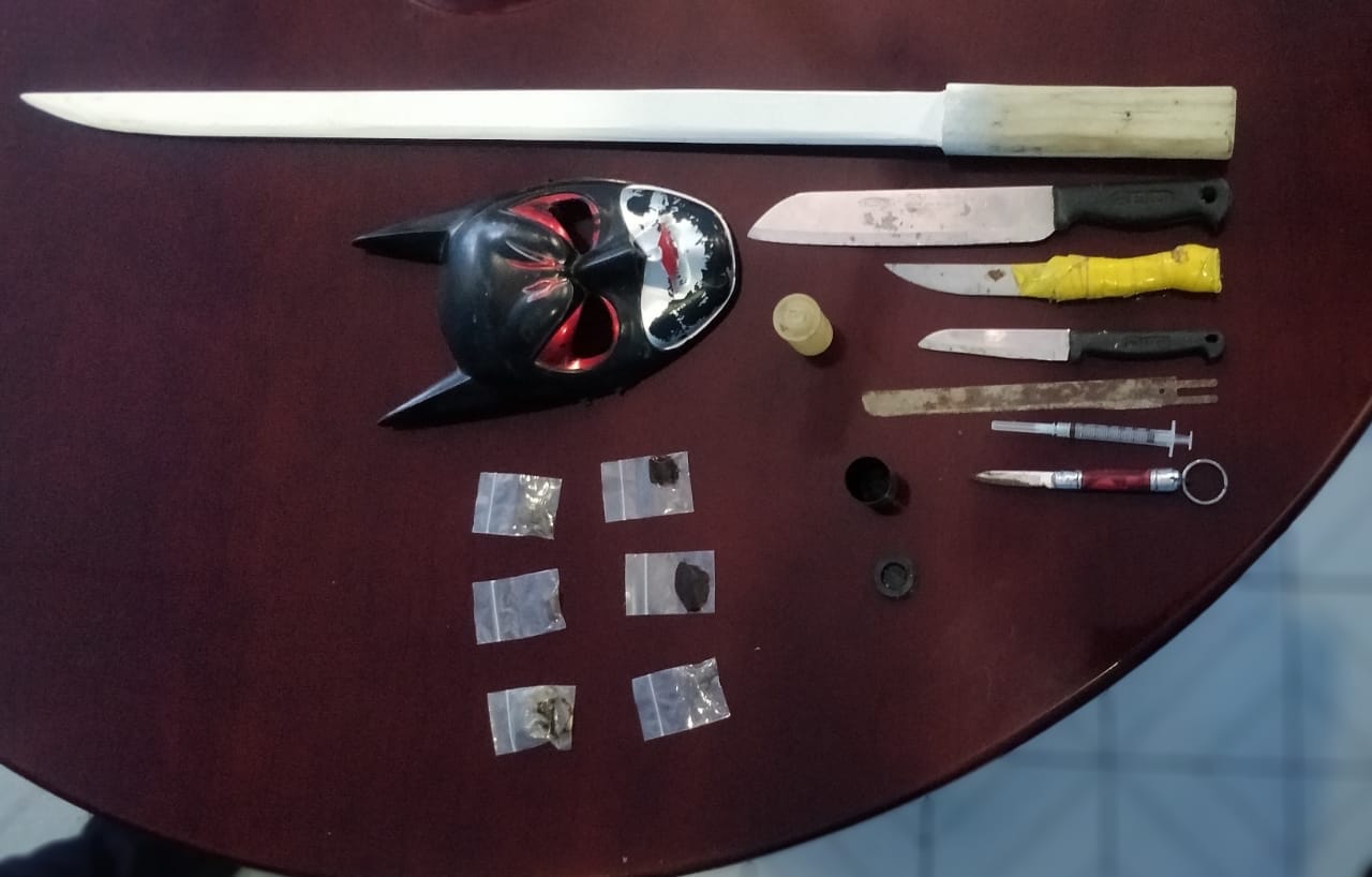 އައްޑޫއިން ފުލުހުން އަތުލައިގަތް ހަތިޔާރު - ފޮޓޯ: ޕޮލިސް