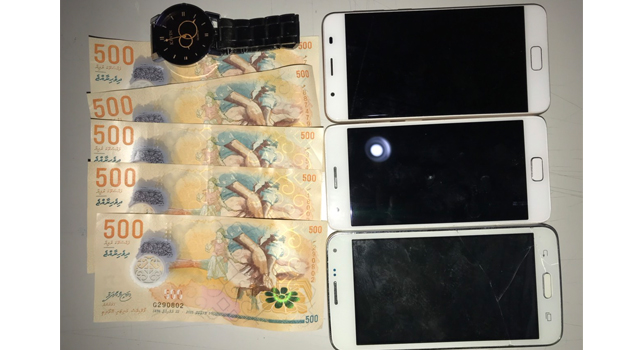 ކާށިދޫ ގެއަކުން ވަގަށް ނަގާފައިވަނިކޮށް ހޯދާފައިވާ ތަކެތި - ފޮޓޯ: ޕޮލިސް