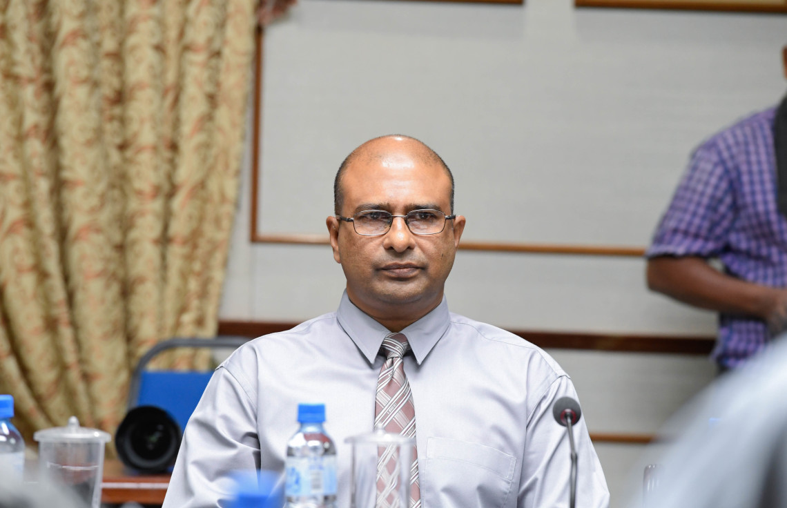 ކޮމިޝަނަރ އޮފް ޕްރިޒަންސް ޢަބްދުﷲ މުނާޒް - ފޮޓޯ: މަޖިލިސް