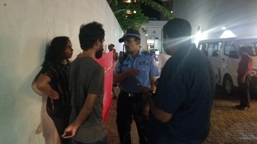މިރޭ ކުރި މުޒާހަރާގެ ތެރެއިން - ފޮޓޯ: ޓައިމްސް