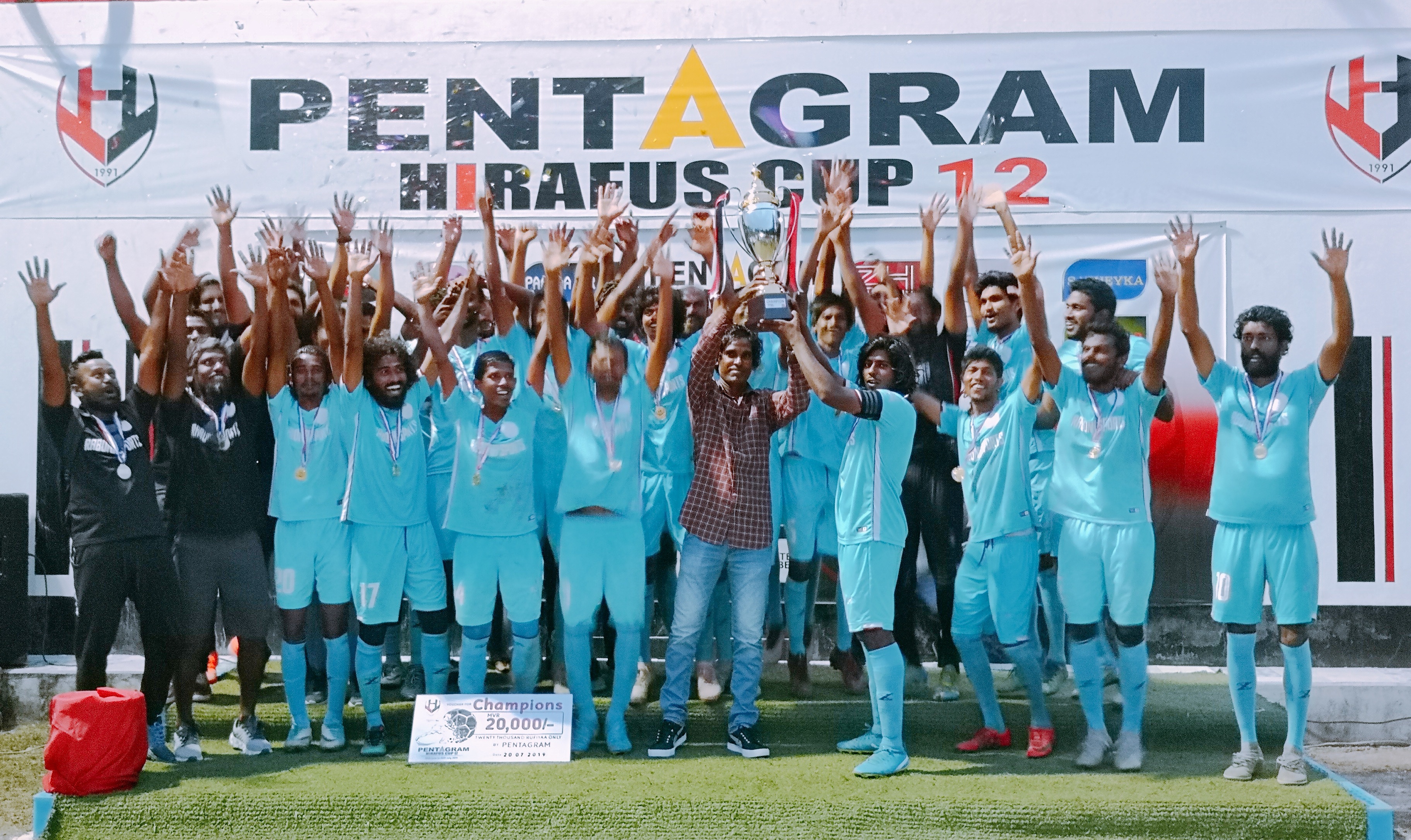 ޕެންޓަގްރާމް ހިރަފުސް ކަޕްގެ ތަށި ހަނިމާދޫ ސާއްބަ އެކުވެރި ކްލަބު އުފުލާލަނީ - ފެށުން ފޮޓޯ: ޢަލީ ވިސާމް