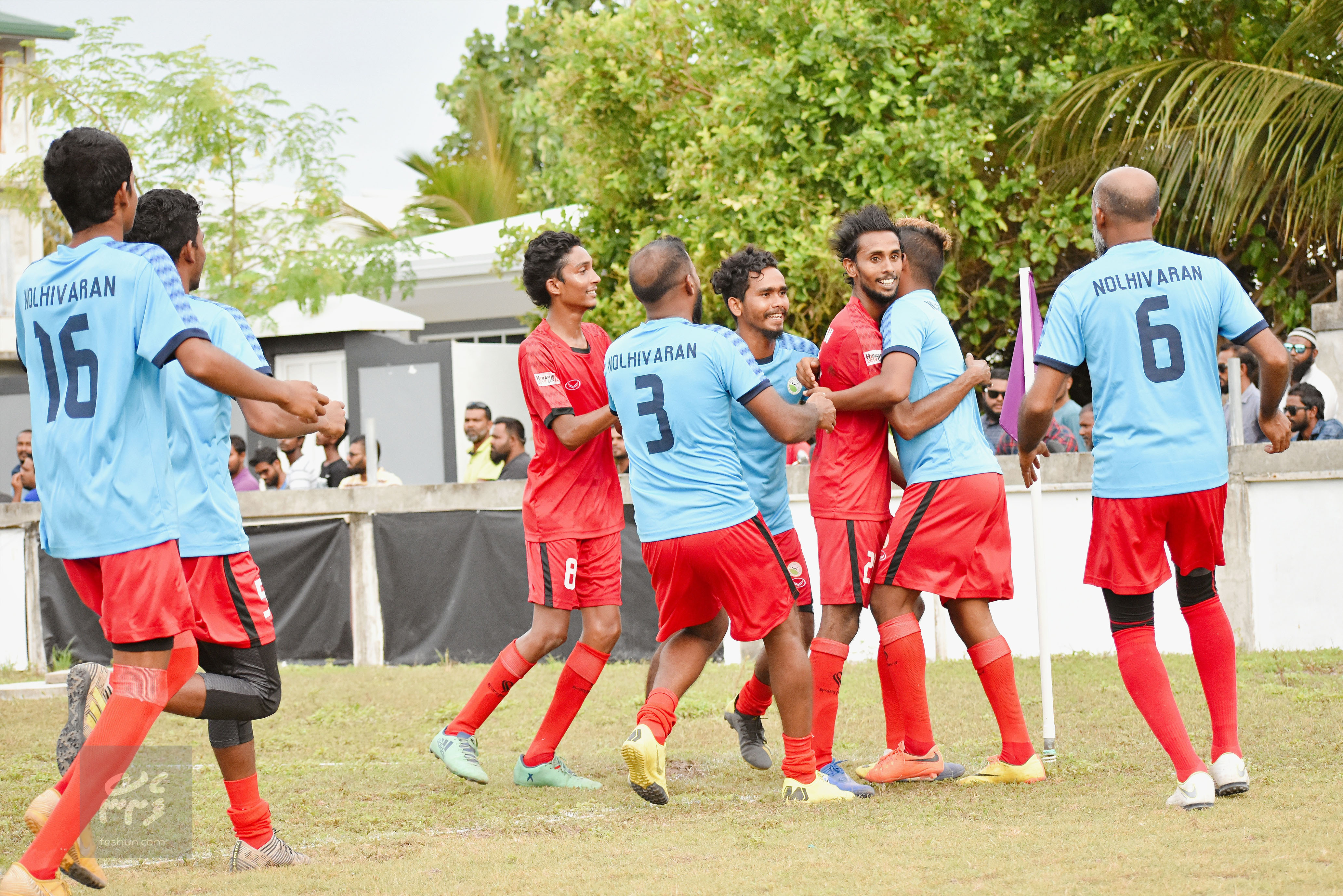 ކޮރަލްސް އަދި ކްލަބު ތިލަދުންމަތި ބައްދަލުކުރި މެޗުގެ ތެރެއިން - ފެށުން ފޮޓޯ: ޢަލީ ވިސާމް