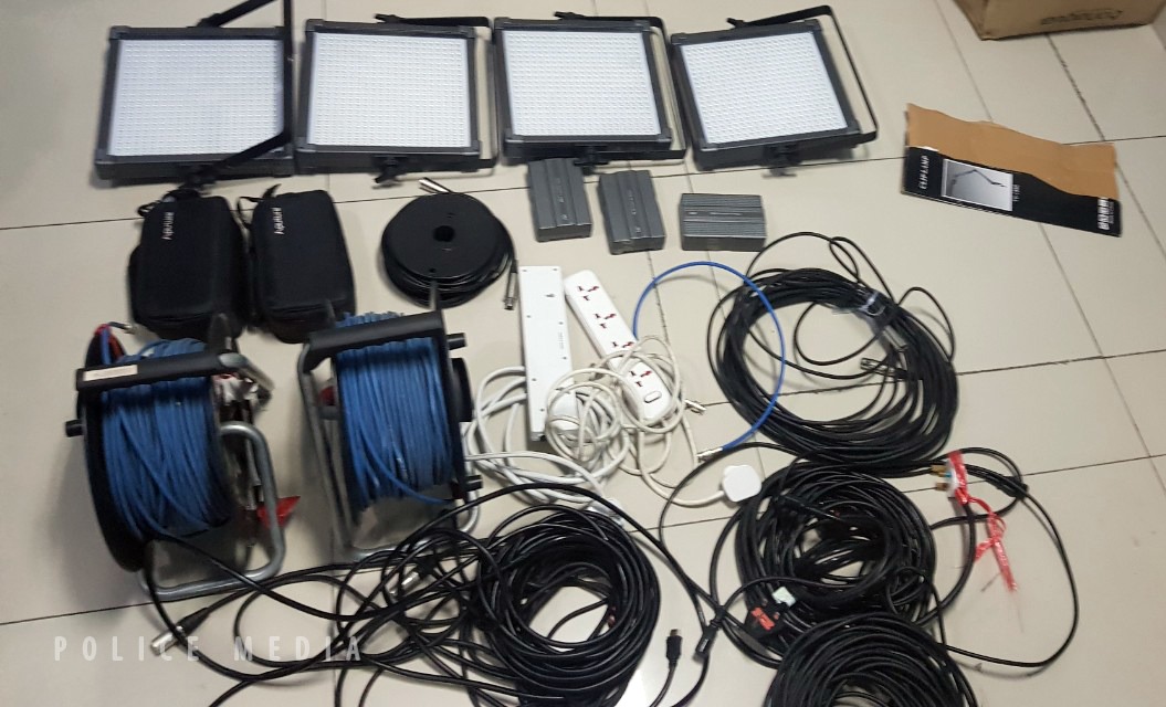 ފުލުހުން ޗެނަލް13 އާއި ހަވާލުކުރި ސާމާނުތައް - ފޮޓޯ: ޕޮލިސް