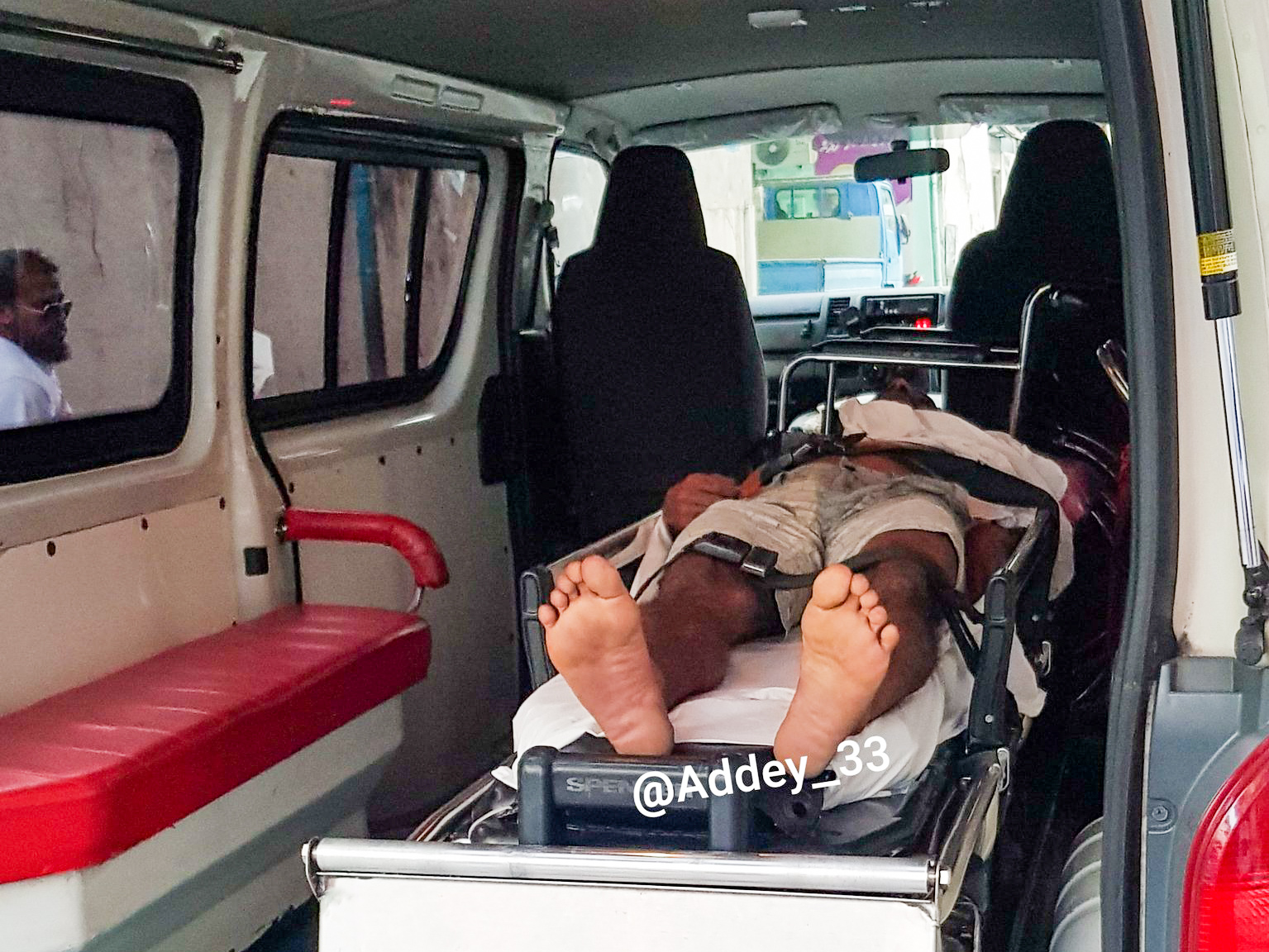 މަރުވެފައި އޮތް ޒުވާނާ ހޮސްޕިޓަލަށް ގެންދަނީ - ފޮޓޯ: މީސްމީޑިއާ