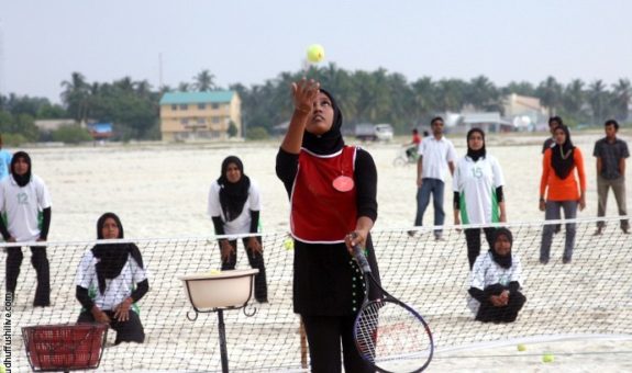 ބަށި ބޯޅަ ކުޅުމުގެ ތެރެއިން - ފޮޓޯ: ކުޅުދުއްފުށީ ލައިވް