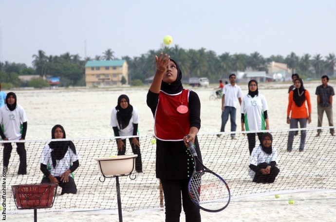 ބަށި ބޯޅަ ކުޅުމުގެ ތެރެއިން - ފޮޓޯ: ކުޅުދުއްފުށީ ލައިވް