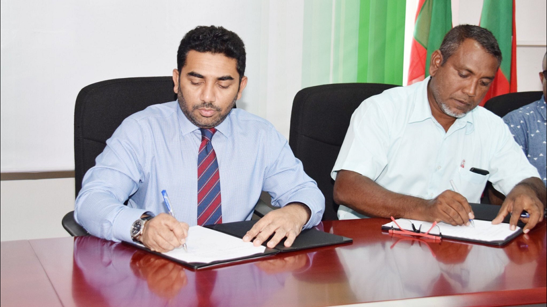 ހދ. ނޮޅިވަރަންފަރު ސިއްޙީ މަރުކަޒުގެ އިތުރު ޢިމާރަތެއް އެޅުމުގެ އެއްބަސްވުމުގައި ސޮއިކުރަނީ - ފޮޓޯ: ހެލްތު މިނިސްޓްރީ