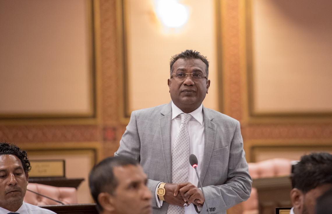 މަޖިލީހުގެ ޖަލްސާއެއްގައި ޢަބްދުﷲ ޖާބިރު - ފޮޓޯ: މަޖިލިސް