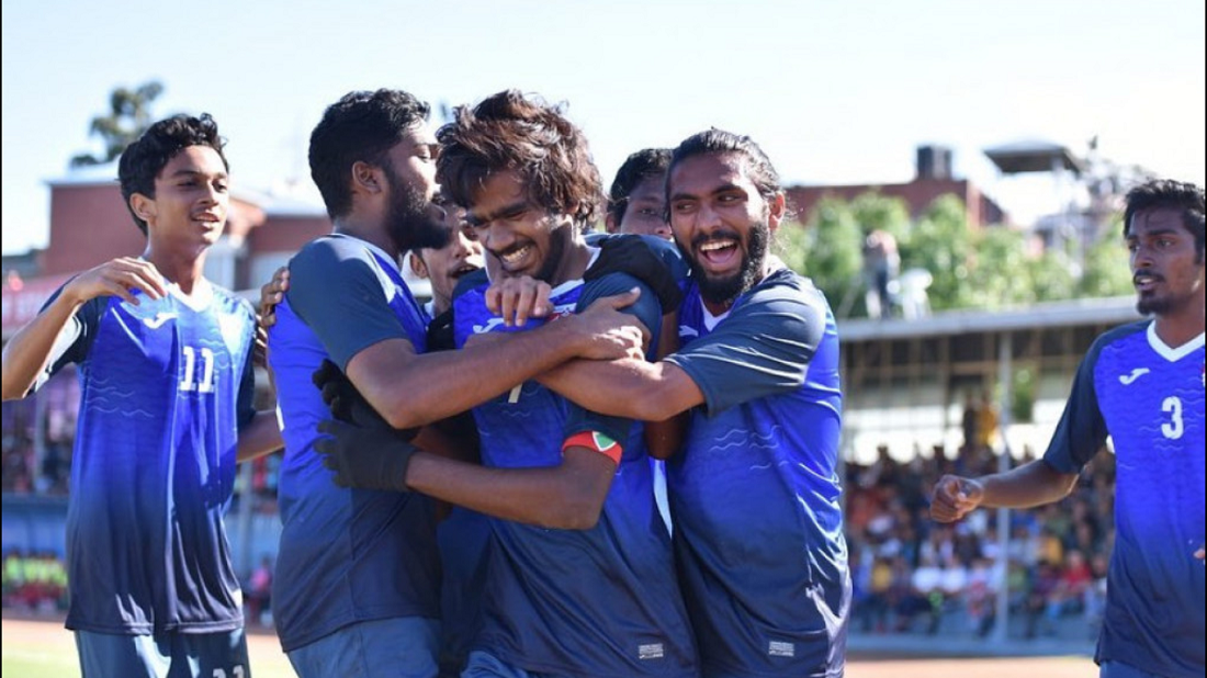 ނޭޕާލް ކޮޅަށްޖެހި ލަނޑާއެކު ރާއްޖެ ޓީމު އުފާފާޅުކުރަނީ - ފޮޓޯ: އެފްއޭއެމް
