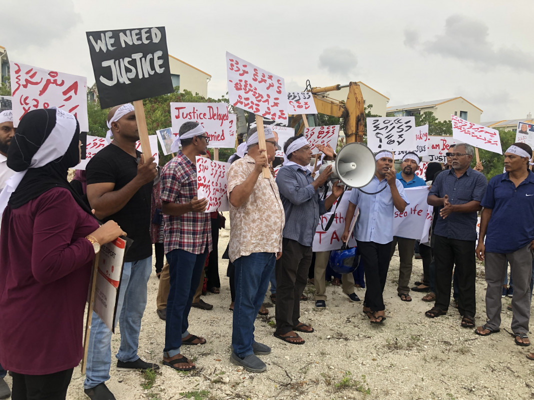 ސީލައިފް މައްސަލާގައި ނުރުހުން ފާޅުކޮށް ބަޔަކު މީހުން އިހުތުޖާޖު ކުރަނީ - ފޮޓޯ: އައްޑޫލައިވް