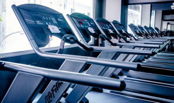 މެޓްރޯފްލެކްސް ޖިމްގައި
ބަހައްޓާފައި ހުރި
ޓްރެޑްމިލްތަކެއް.- ފޮޓޯ:
މެޓްރޯޕްލެކްސް