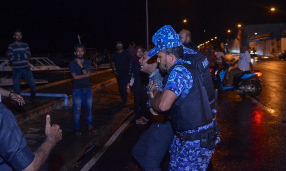 މުޒާހަރާގެ ތެރެއިން ސްޓެޕް އައްޔަ ހައްޔަރު ކުރަނީ - ފޮޓޯ: ވަގުތު