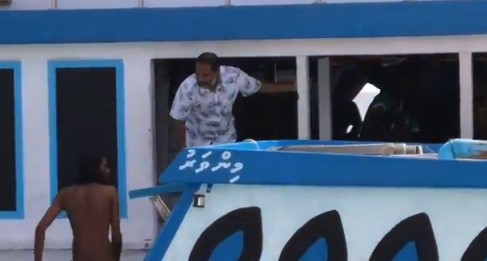 ހޯމް މިނިސްޓަރ އިމްރާން އުރިފައިއޮތް ބޯޓުގައި