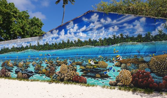 ދ. ރިނބުދޫ ގެއެއްގެ ފާރުގައި ކުރަހާފައިވާ ކުރެހެމެއް | ފޮޓޯ : އަޙްމަދު ސުހަން ޓްވިޓާ