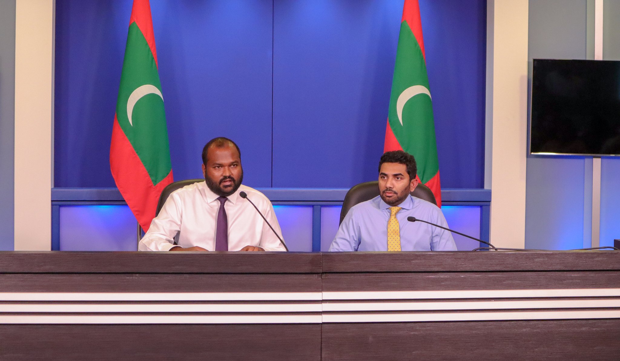 ނޫސްވެރިންނާއި ބައްދަލުކޮށް މިނިސްޓަރ އަލީ ވަހީދާއި މިނިސްޓަރ އަމީން މައުލޫމާތު ދެއްވަނީ | ފޮޓޯ : ހެލްތު މިނިސްޓްރީ
