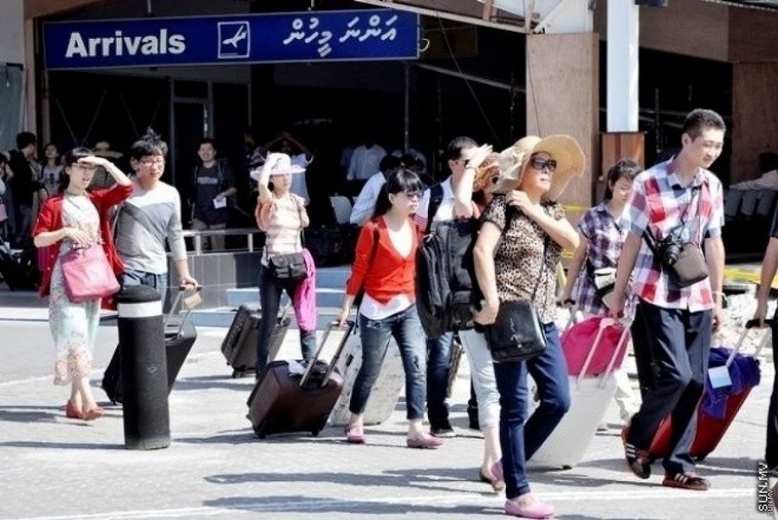 ފަތުރުވެރިންތަކެއް އެއާޕޯޓް އެރައިވަލް ޓާމިނަލުން ނުކުމެގެން ދަނީ - ފޮޓޯ: ސަން