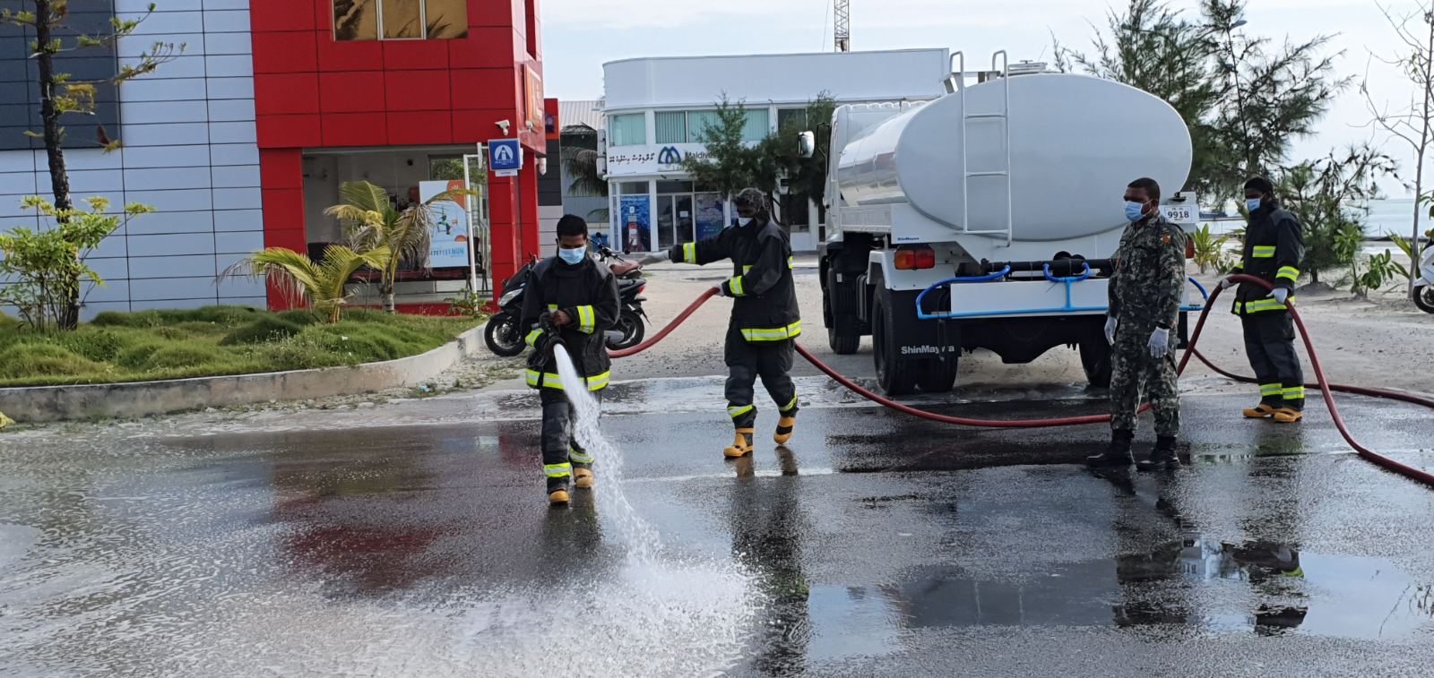 ތިނަދޫގެ މަގުތައް ޑިސްއިންފެކްޓް ކުރުމުގެ ތެރެއިން- ފޮޓޯ: އެމްއެންޑީއެފް