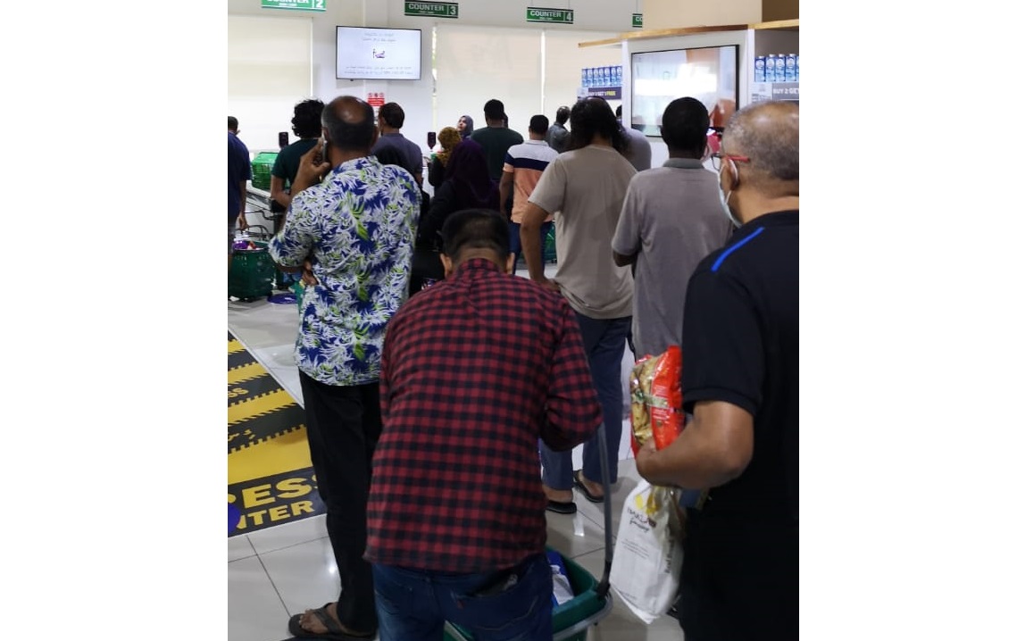 އެސްޓީ އޯ ސްޕަރމާކެޓްއަށް ވިޔަފާރިކުރަން ގޮސް ތިބި ބަޔަކު