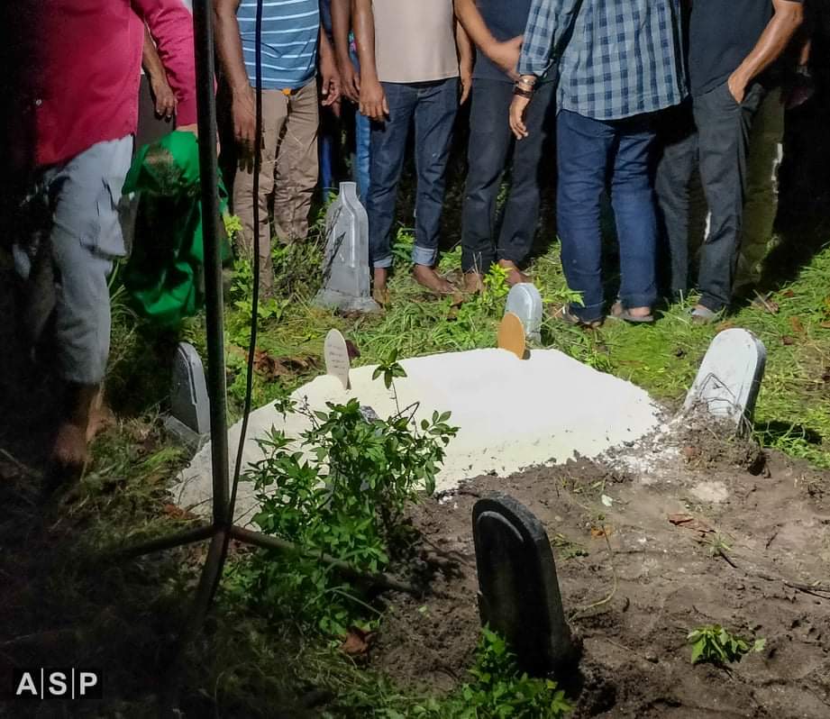 ކުޅުދުއްފުށީގައި ކުއްލި ގޮތަކަށް ނިޔާވި ކުއްޖާގެ ޖަނާޒާގެ ތެރެއިން - ފޮޓޯ: އޭއެސްޕީ މާހިރު