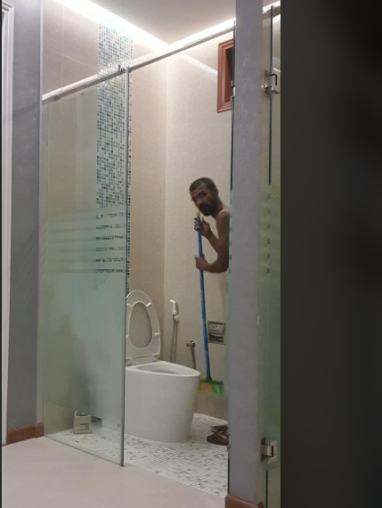 ސިރާޖު؛ އޭނާ ހުރި ކޮޓަރީގެ ފާޚާނާ ސާފުކުރަނީ..