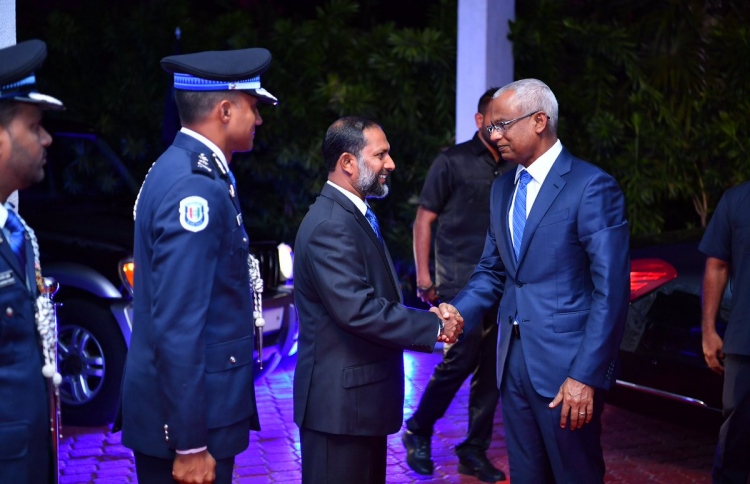 ރައީސް ސޯލިހް ހޯމްމިނިސްޓަރ އިމްރާން އާއި ސަލާމްކުރައްވަނީ / ފޮޓޯ:މިހާރު