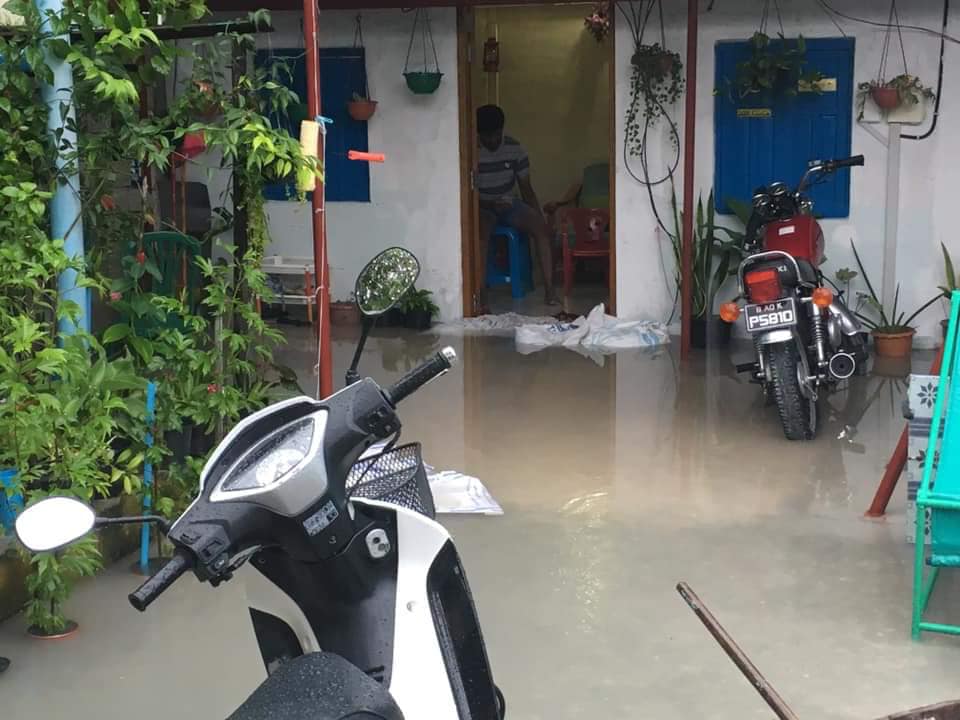 ގެއަކަށް ފެންވަދެފައި- ފޮޓޯ: އައްޑޫ ސިޓީ ކައުންސިލް