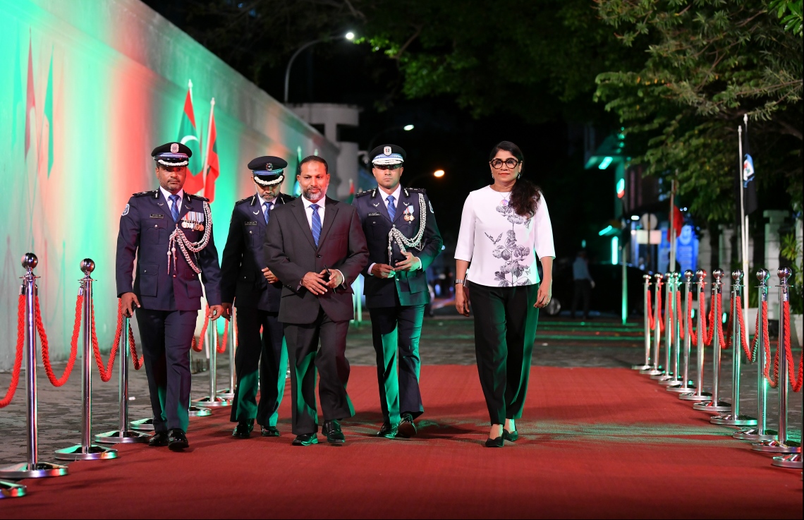 މޯލްޑިވްސް ޕޮލިސް ސާވިސްގެ ޖޫނިއާ އޮފިސާސް ކޮމާންޑް ކޯސް ފުރިހަމަކުރި ދަރިވަރުންގެ ދަސްވެނިވުމުގެ ރަސްމިއްޔާތުގެ ތެރެއިން - ފޮޓޯ: ހުސައިން ވަހީދު / މިހާރު