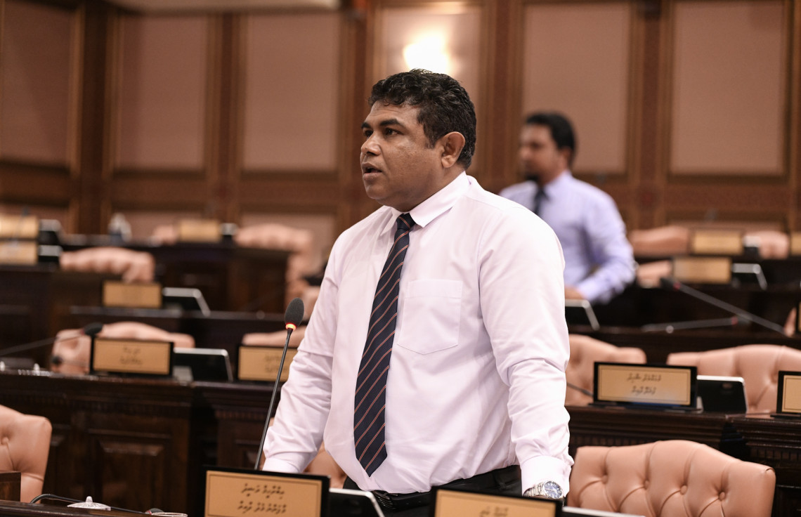 އިބްރާޙިމް ރަޝޯދު (ބޮންޑޭ) މަޖިލީހުގައި ވާހަކަފުޅު ދައްކަވަނީ | ފޮޓޯ: މަޖިލިސް