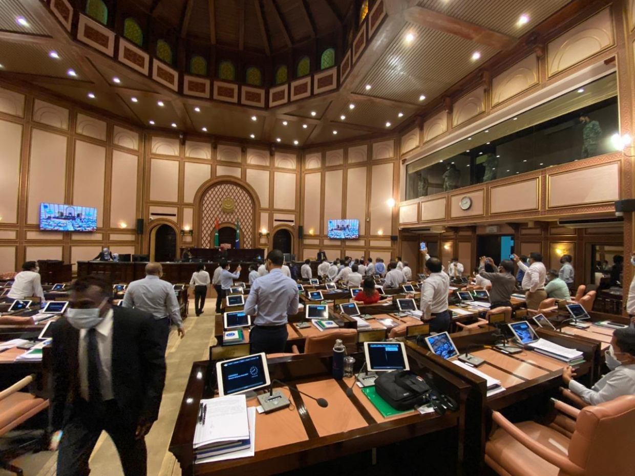 މެންބަރު ޝިޔާމް މަޖިލީހުން ބޭރު ކުރުމުގެ ތެރެއިން - ފޮޓޯ: ސަން