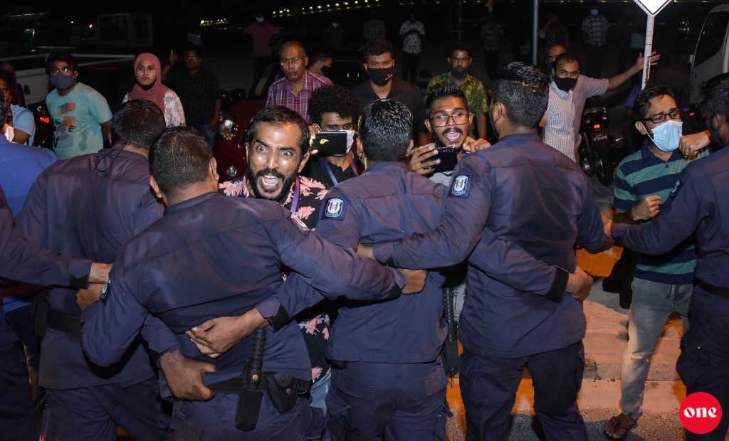 މުޒާހަރާ ކަވަރުކުރާ ނޫސްވެރިން ފަހަތަށް ޖައްސަނީ: ފޮޓޯ: ވަން އޮންނަލައިން