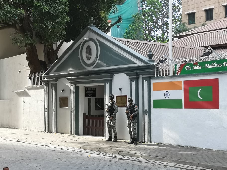 އިންޑިއާ ހައިކޮމިޝަން ބޭރުގައި ސިފައިން ހަތިޔާރާއެކު | ފޮޓޯ: ފެށުން - ވިސާމް