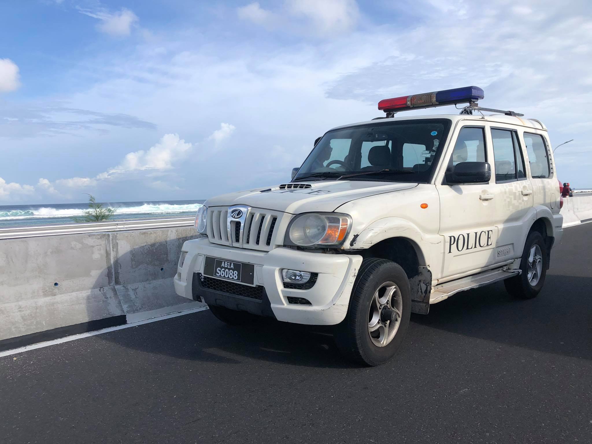 ހައިވޭގައި މަޑުކޮށްފައިވާ ފުލުހުންގެ ވެހިކަލް