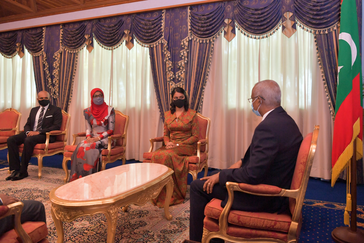 އެޗްއާރްސީއެމް އަށް އައްޔަންކޮށްފައިވާ 3 މެންބަރުން ރައީސް ޞޯލިޙް އާއިއެކު | ފޮޓޯ: ރައީސް އޮފީސް