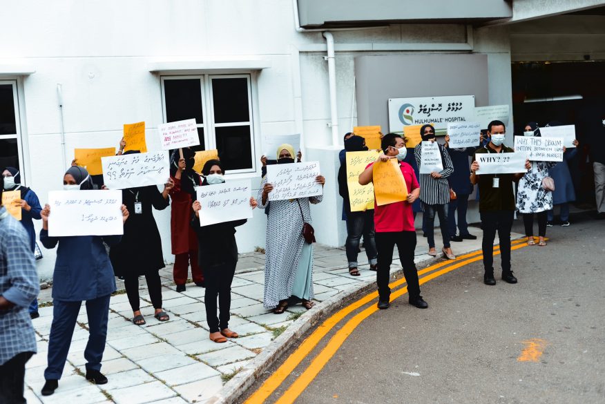 ހުޅުމާލެ ހޮސްޕިޓަލްގެ ނަރުހުންނާއި އެޓެންޑެންޓުން ކުރި މުޒާހަރާ | ފޮޓޯ: ވަގުތު