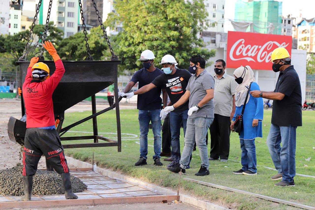 އެކުވެނި ޓްރެކް ސިންތެޓިކް ކުރުމުގެ މަސައްކަތުގެ ތެރެއިން -  ފޮޓޯ: ޔޫތް މިނިސްޓްރީ