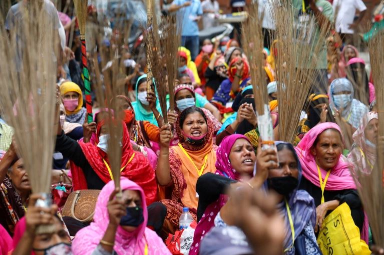 މިދިޔަ މަހު ބަންގުލަދޭޝްގައި ކުރިއަށްދިޔަ މުޒާހަރާގެ ތެރެއިން، މި މުޒާހަރާކޮށްފައިވަނީ މުސާރަ ނުދޭ މައްސަލައިގައި