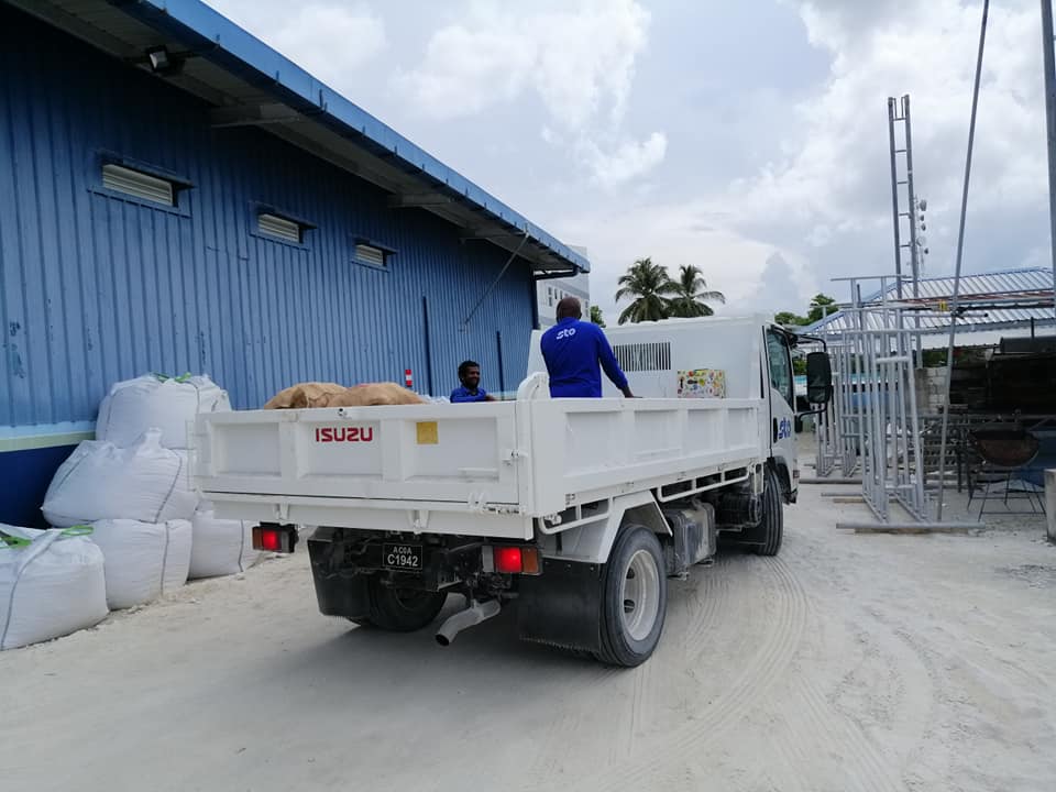 ކުޅުދުއްފުށި އެސްޓީއޯ ފިހާރައިގެ މުވައްޒަފުން ޕިކަޕެއްގައި މުދާ އުފުލަނީ | ފޮޓޯ: އެސްޓޯއޯ