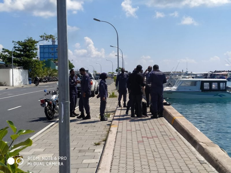 ހަށިގަނޑު ކައިރީގައި ފުލުހުން ހަރަކާތްތެރިވަނީ-- ފޮޓޯ: ސީއެންއެމް