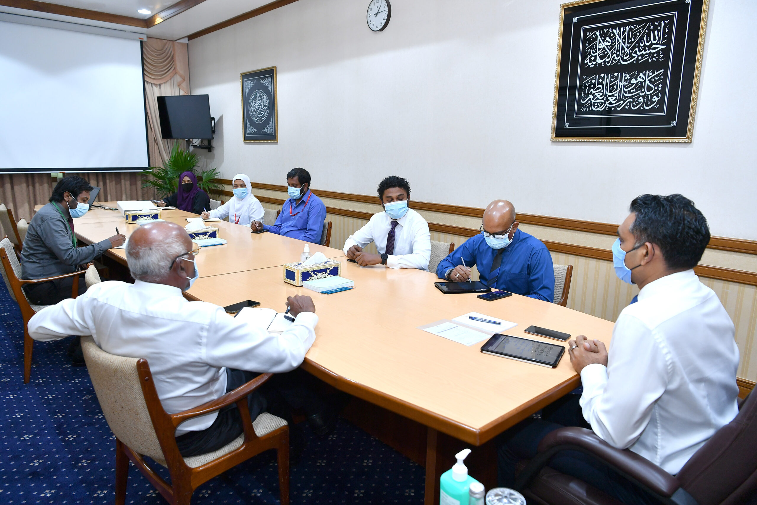 މޯލްޑިވިއަން ބްލަޑް ސަރވިސަސްގެ އިސްވެރިންނާ ނައިބު ރައީސް ބައްދަލުކުރައްވަނީ، ފޮޓޯ: ރައީސް އޮފީސް